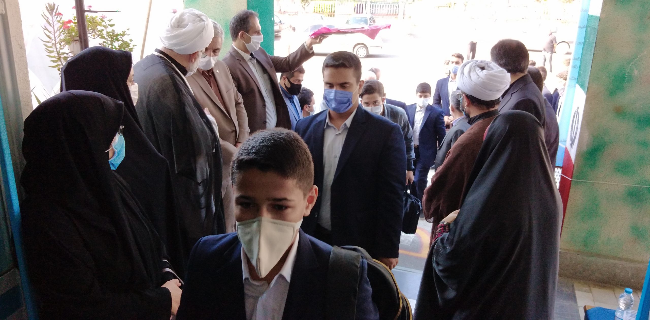 دانش آموزان در مسیر تحقق اهداف انقلاب حرکت کنند.