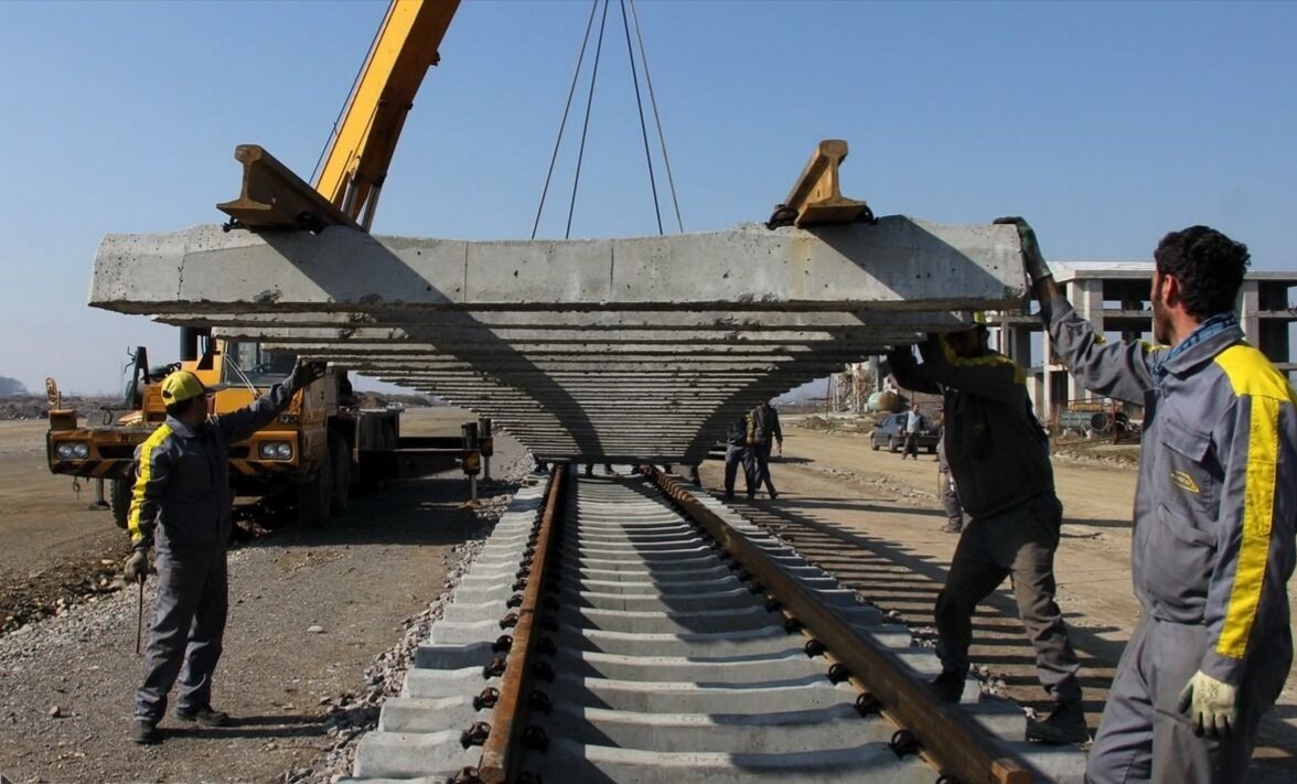 پروژه راه آهن رشت- کاسپین- انزلی نمادی از اجرای پروژه های عمرانی در کشور است.