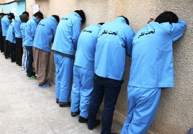 فرمانده انتظامی لاهیجان از دستگیری ۱۲ نفر در یک مغازه حین قماربازی خبر داد.