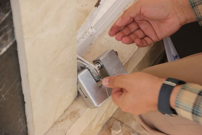 مهر و موم کردن یک دندانپزشکی غیرمجاز در خمام